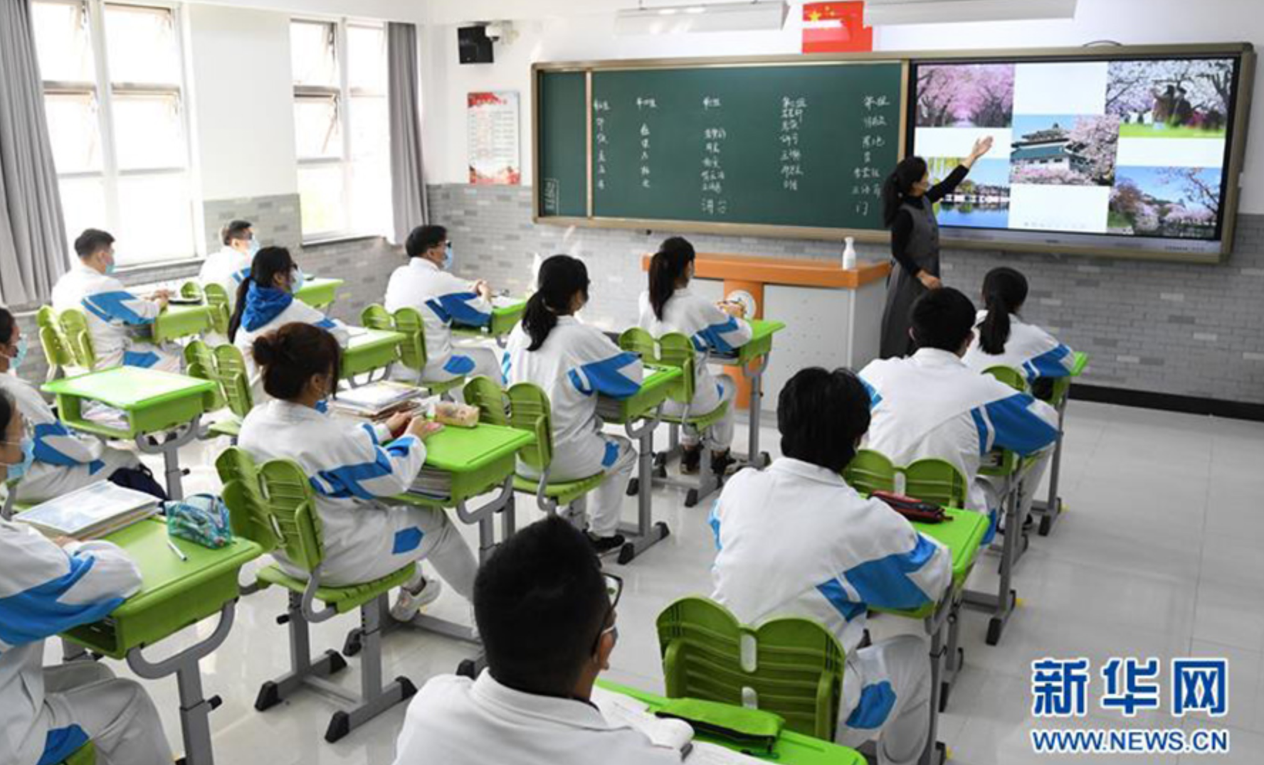 在位于北京市海淀区的中国农业大学附属中学,高三年级学生在教室中